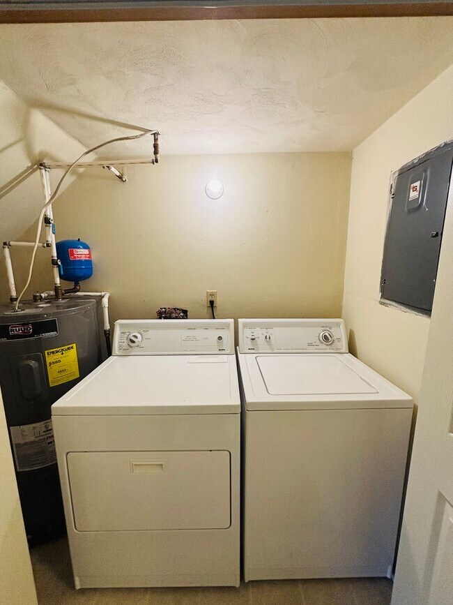 Building Photo - 2 Bedroom, 1.5 Bath Townhouse