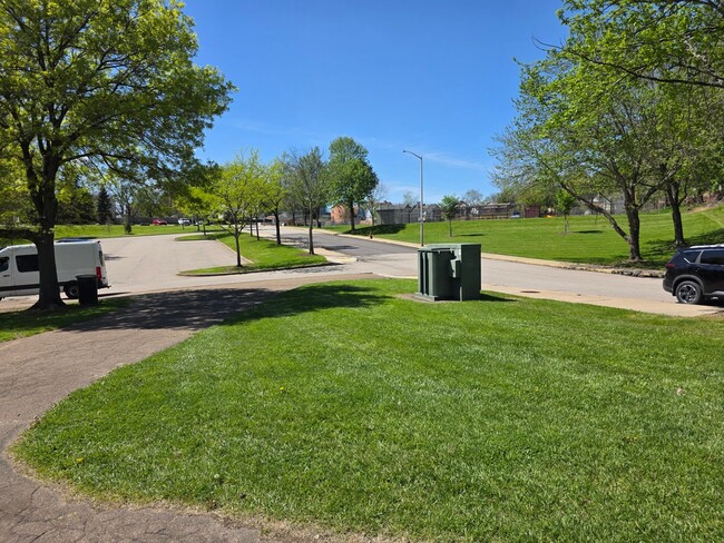 Building Photo - Spacious Town Home in Brighton Heights!