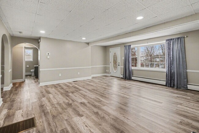 Building Photo - 5885 Avis Ln