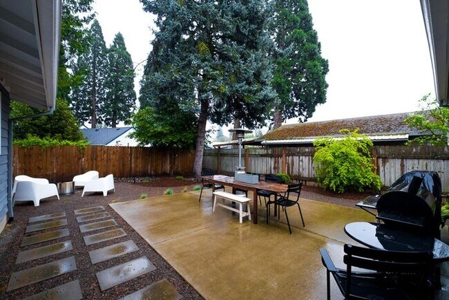 Building Photo - Great Location near George Fox University ...