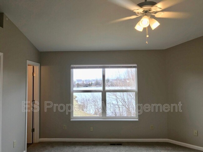 Building Photo - 5390 Lakeside Manor Dr