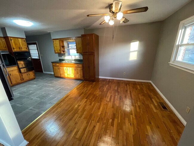 Building Photo - Brick Home w/ Detached Garage For Rent Shelbyville