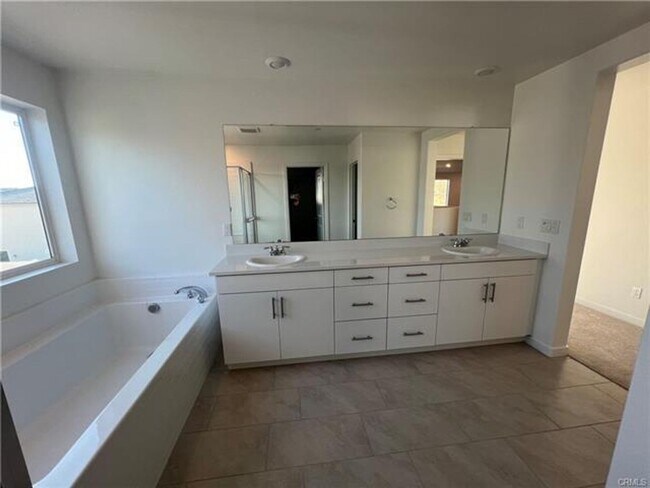Building Photo - Gorgeous New House