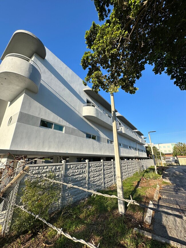 Building Photo - 641 Palmetto Dr