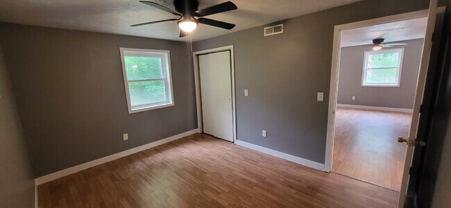 Building Photo - 2 Bedroom Country apartment