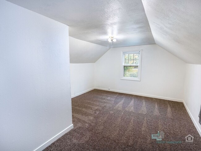 Building Photo - Beautifully Renovated furnished 3-Bedroom ...