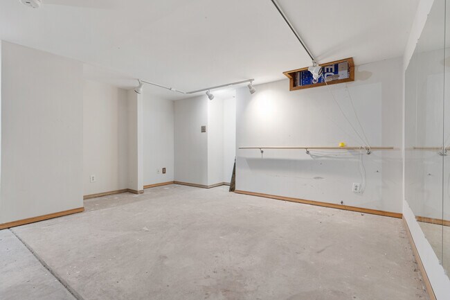 Building Photo - 3238 Gresham Ln E