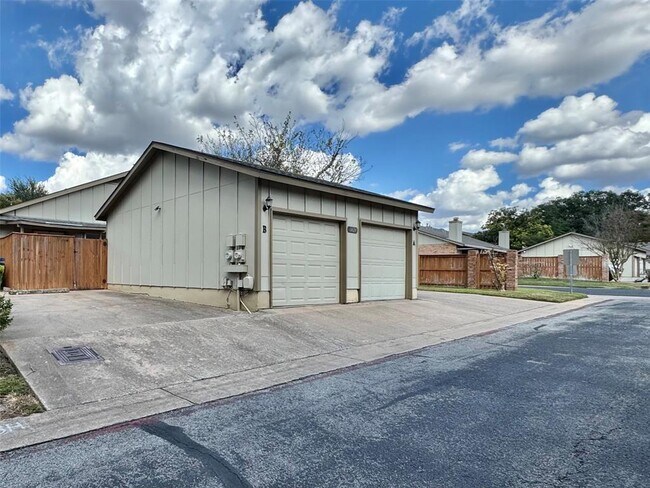 Building Photo - 1423 W Braker Ln