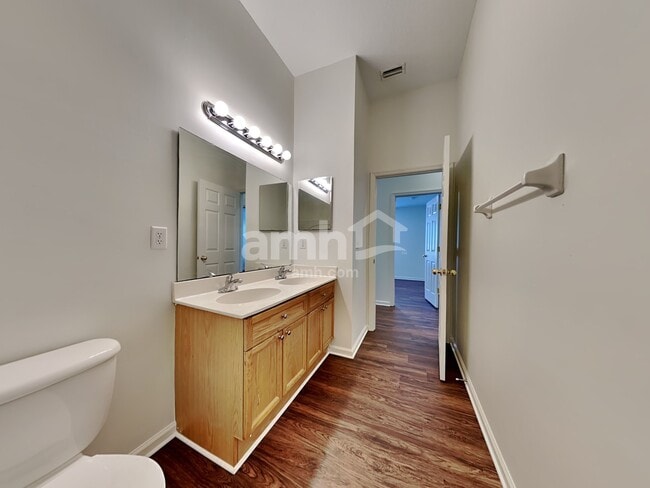 Building Photo - 716 Sid Dr