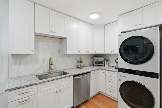 Building Photo - 31 Quimby St