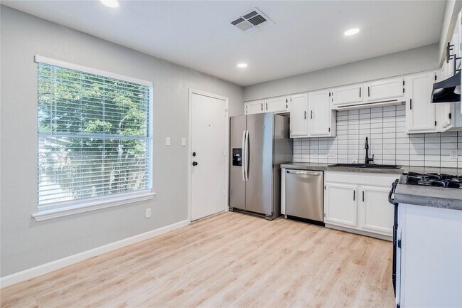 Building Photo - 13808 Lothian Dr