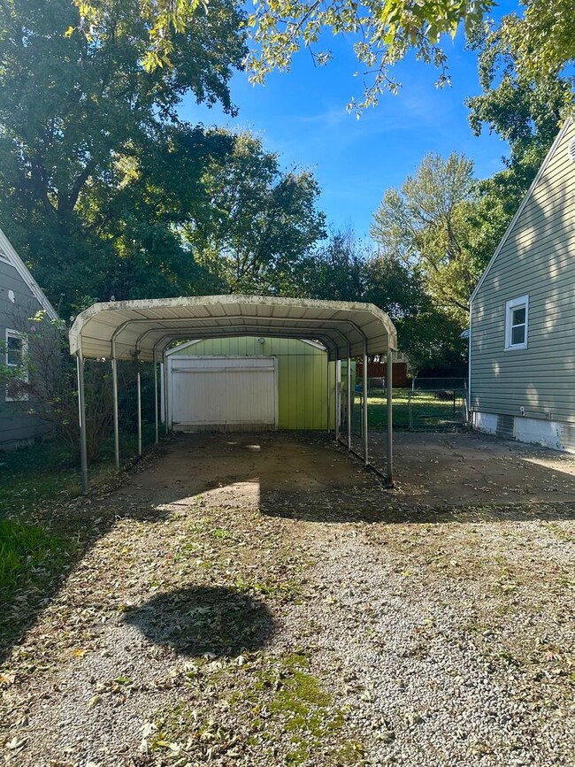 Building Photo - Great Location! 2-Bed, 1-Bath Home with La...