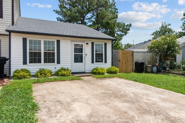 Building Photo - Virginia Beach End-Unit Townhome