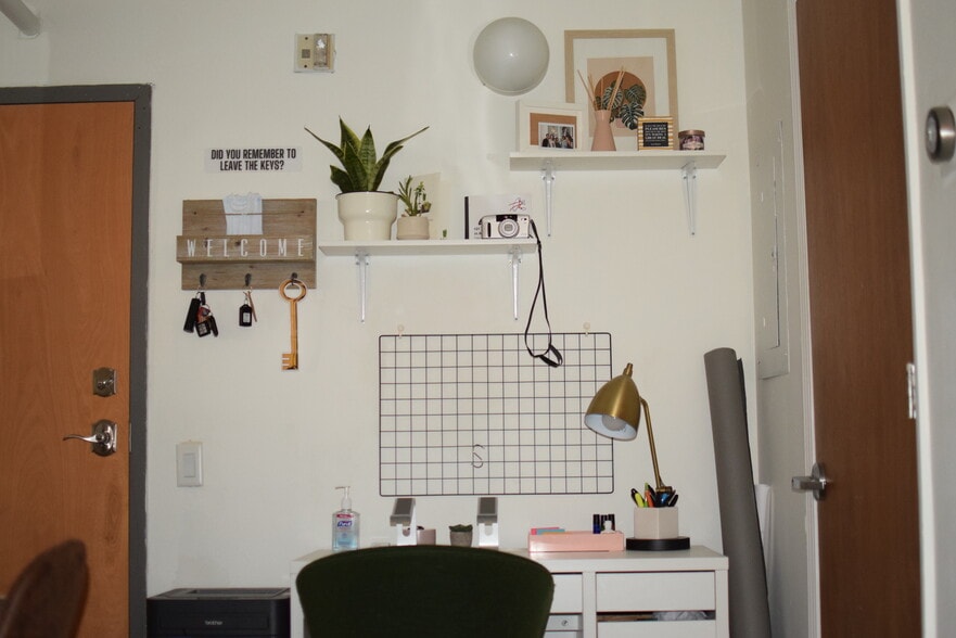 Dedicated Desk Area - 244 Peters St SW
