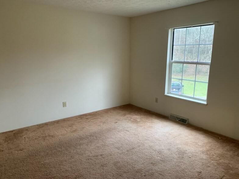 Building Photo - 64 Debra Ln