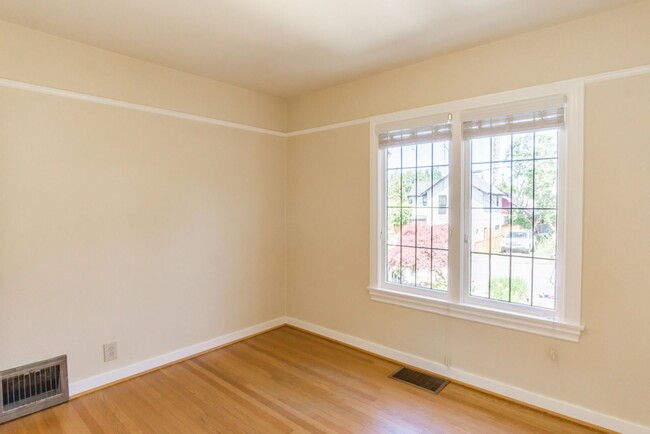 Building Photo - 5bd/4ba Seattle Home