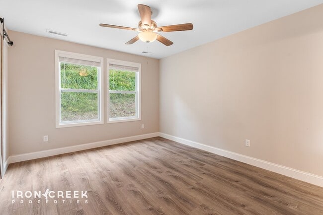 Building Photo - Beautiful New Home with Modern Finishes in...