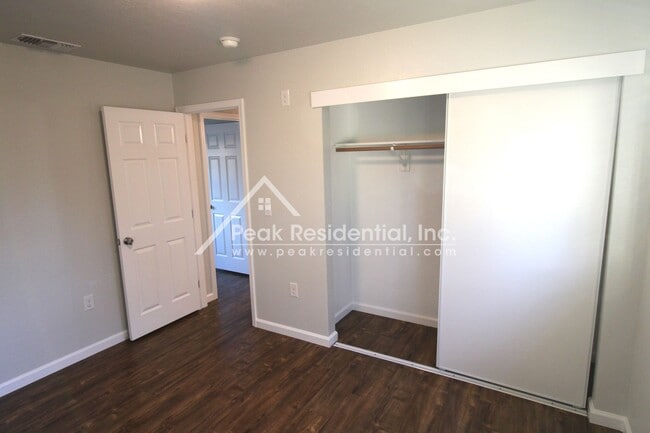 Building Photo - Updated 2bd/1ba Orangevale Duplex with Gar...