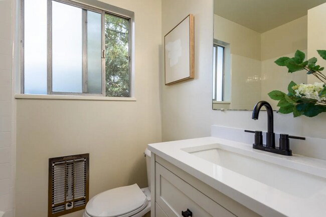 Building Photo - Charming Redwood City one bedroom one bath...
