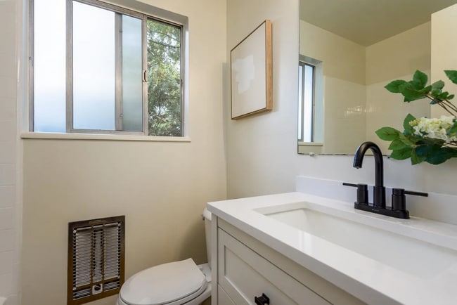Building Photo - Enjoy this homes convenient location to al...