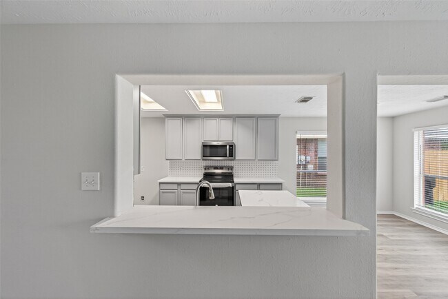Building Photo - 6915 Great Oaks Shadow Dr