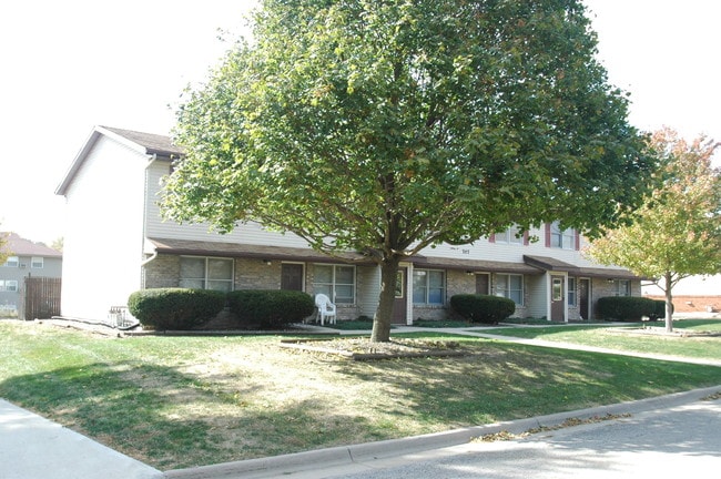 Building Photo - 707 Golfcrest Rd S