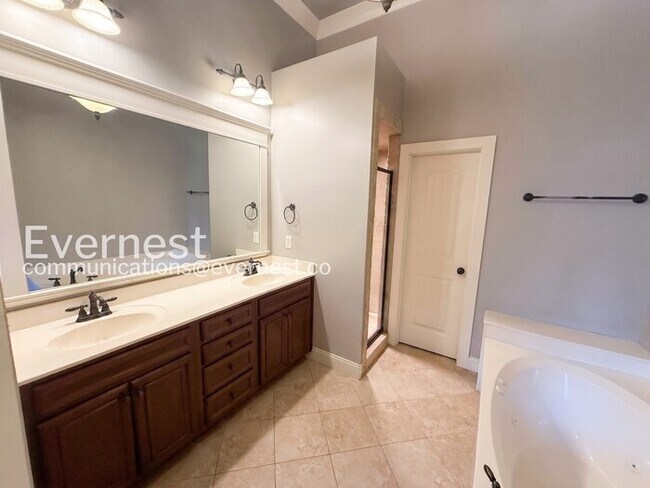 Building Photo - Comfort Meets Modern Convenience with Fireplace / 3 Beds & 2.5 Bath / Available Now