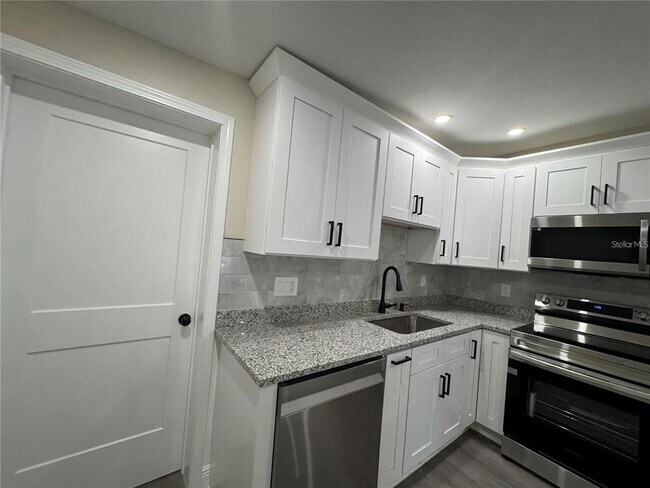 Building Photo - 7039 Lenox Dr