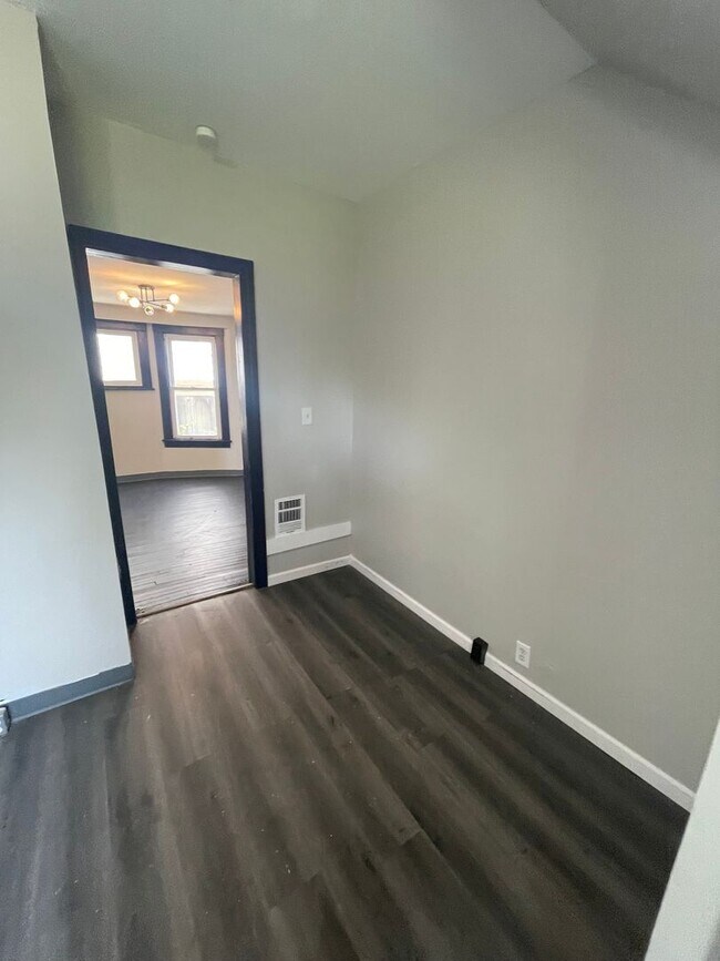 Building Photo - Section 8 Accepted! Spacious Newly Renovat...