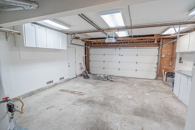 Building Photo - Valencia 4 Bedroom Home for Rent.