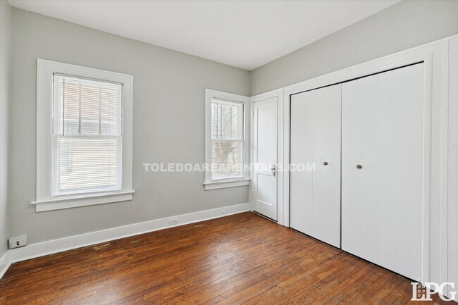 Building Photo - 4138 N Lockwood Ave