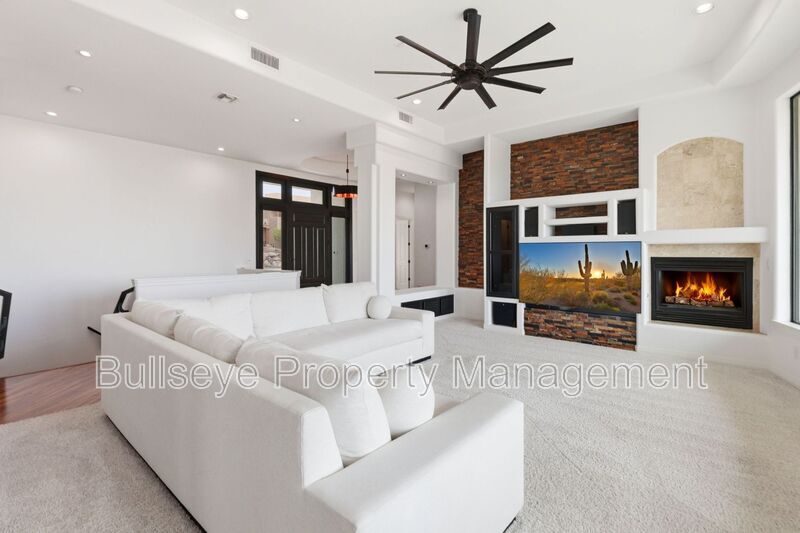 Building Photo - 1527 E Villa Maria Dr