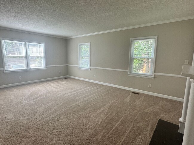 Building Photo - 744 Crescent Dr