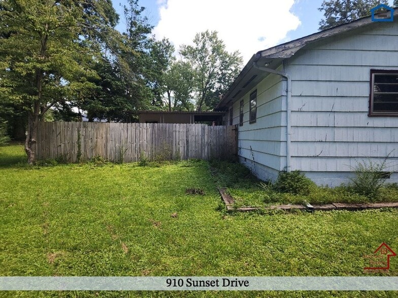 Building Photo - 910 Sunset Dr