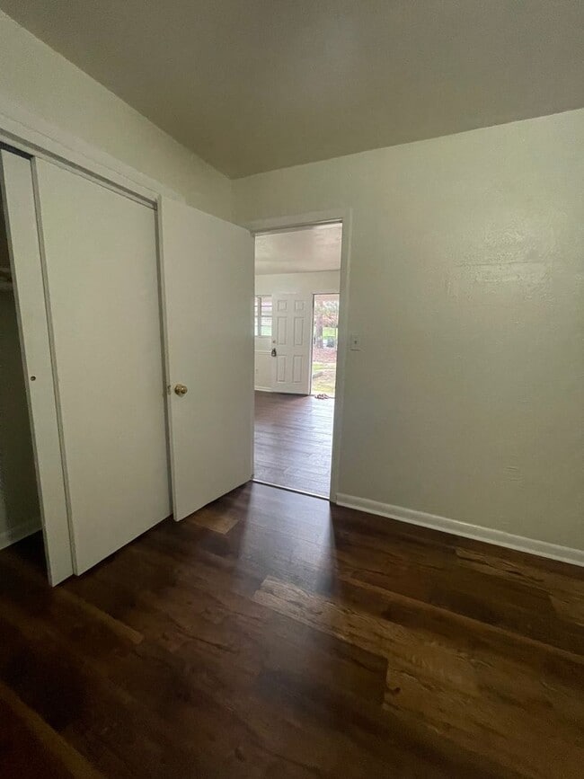 Building Photo - One bedroom, 1 bath Apartment on Airport Drive!