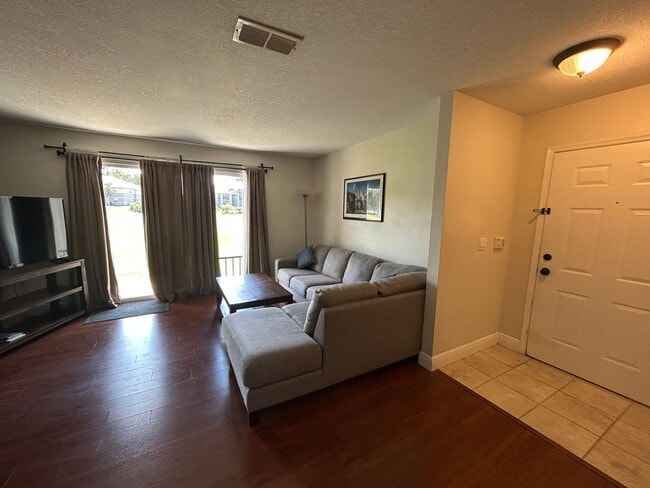 Building Photo - 2/2 Windsor Park Condo
