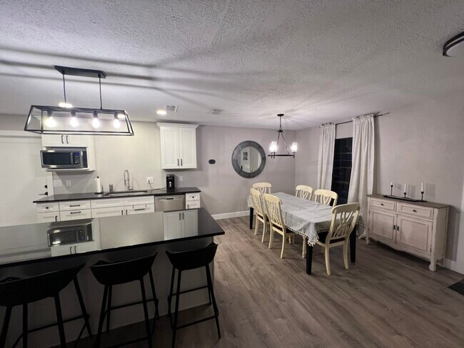 Building Photo - 652 Glenview Dr