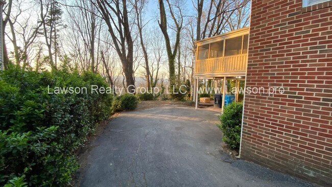 Building Photo - Lovely 4 Bedroom 3 Bath Home in South Roanoke