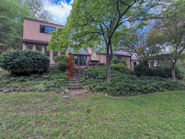 Building Photo - Furnished 4Bedroom/3.5 Bath Home in Ivy