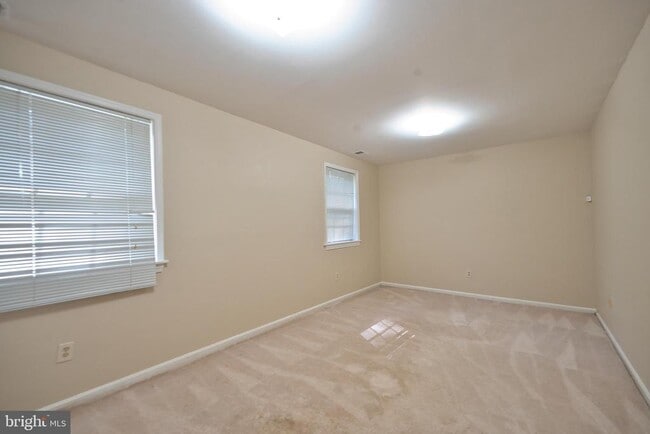 Building Photo - 800 Rosemere Ave