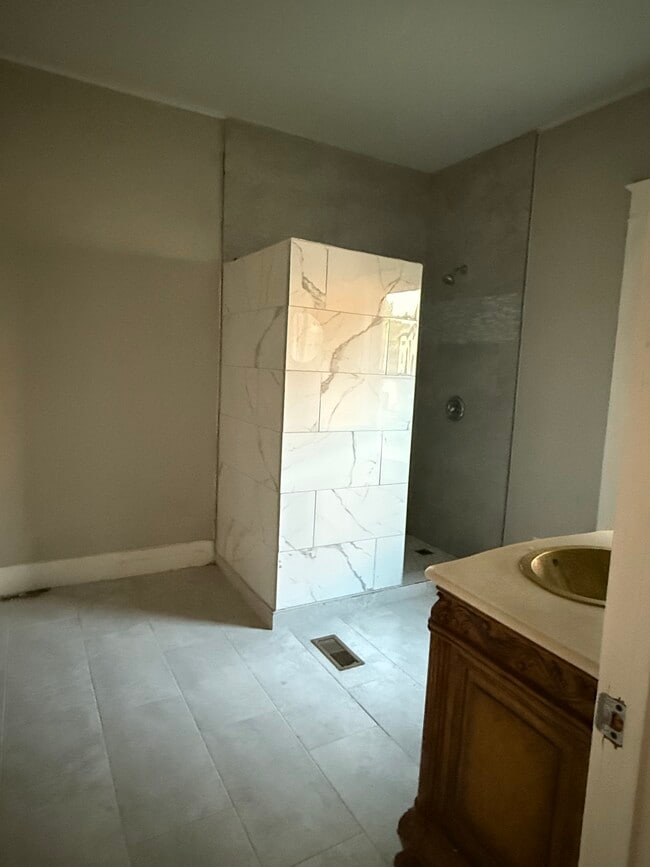 Building Photo - 808 E Oak St