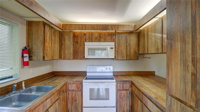 Building Photo - 15206 W Pond Woods Dr