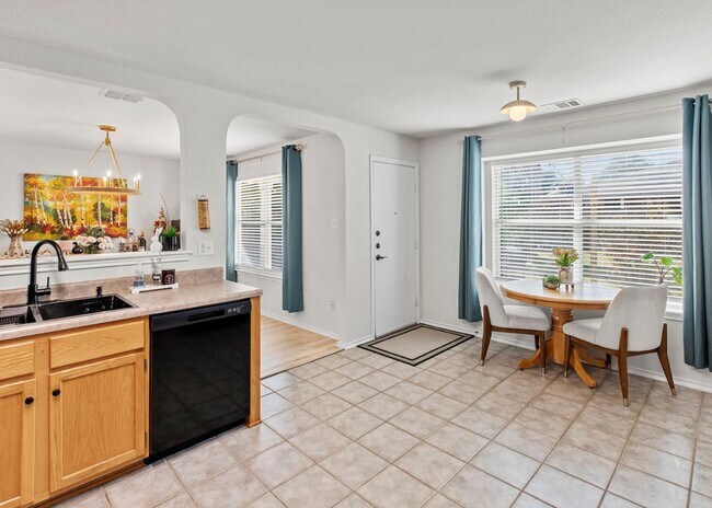 Building Photo - Charming 3-Bedroom Home in a Convenient Lo...