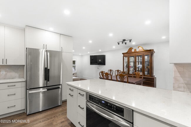 Building Photo - 741 Lakehurst Ave