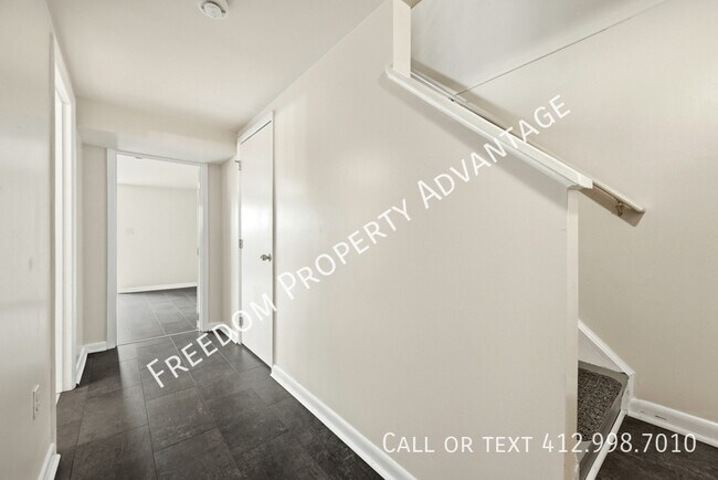 Building Photo - 2540 Park Hill Dr