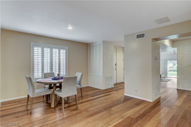 Building Photo - 3223 Pinehurst Dr