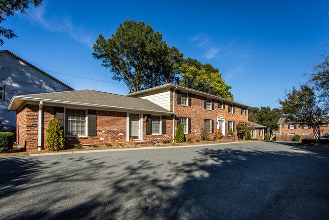 Building Photo - Charming 2BD/1BA Townhouse at Cotswold!