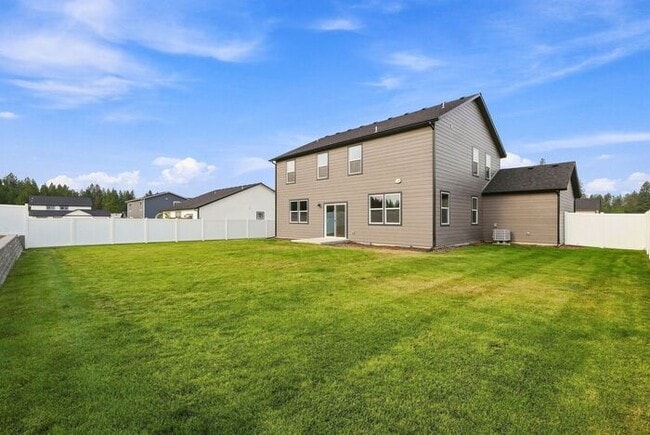 Building Photo - Spacious 5-Bedroom with Loft with 3-Car Garage