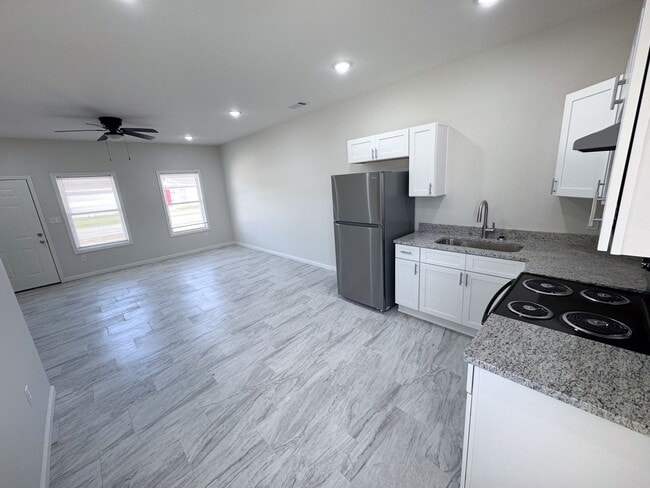 Building Photo - Renovated 3 Bedroom 2 Bath Home for Rent!!