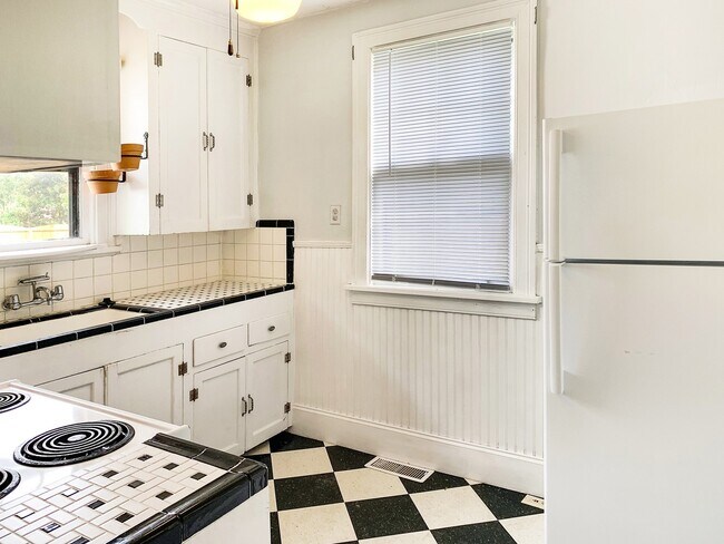 Building Photo - Charming 2 Bed/1 Bath Bungalow in Lakeside!